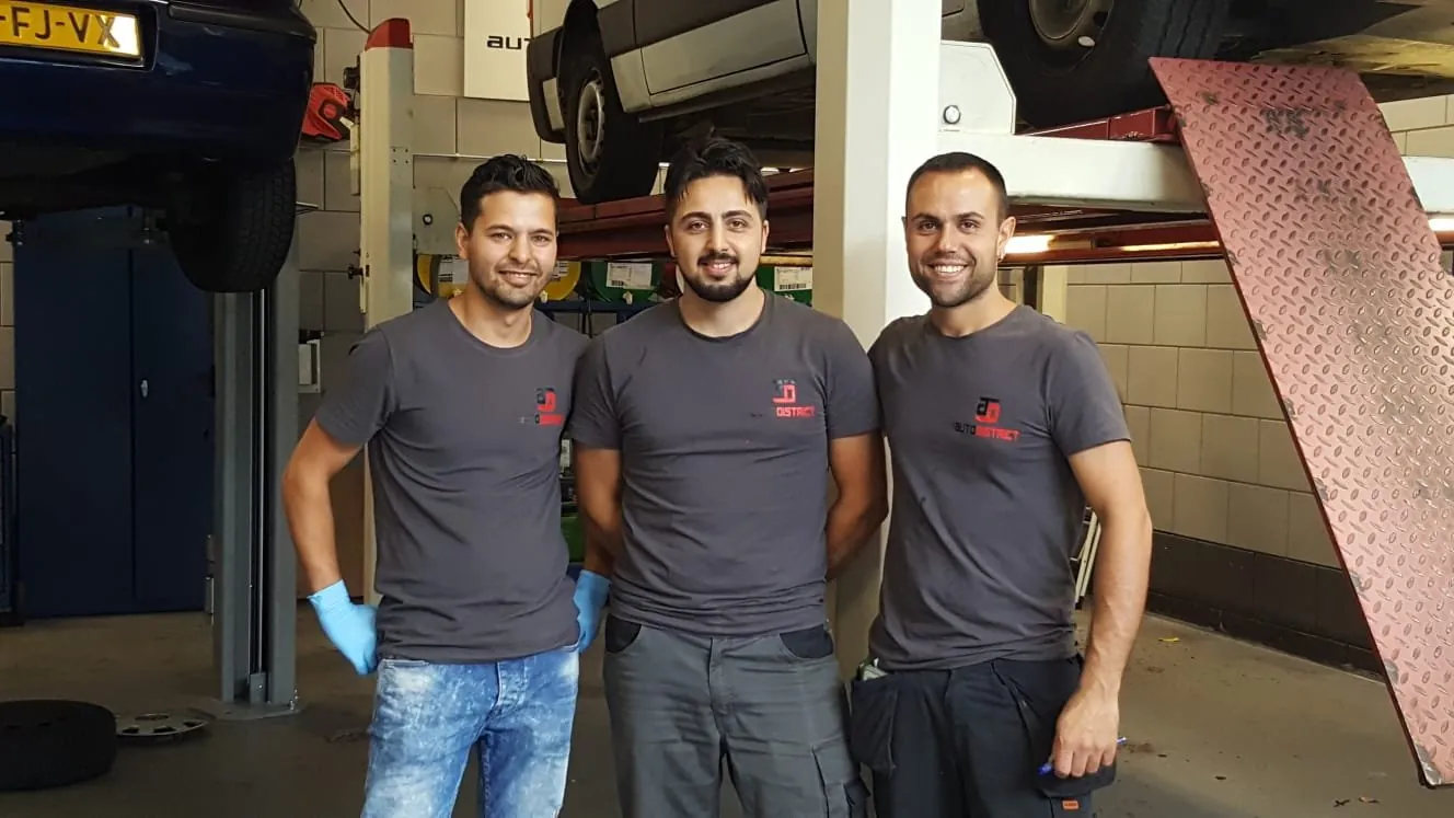 Het team van Auto District in de werkplaats