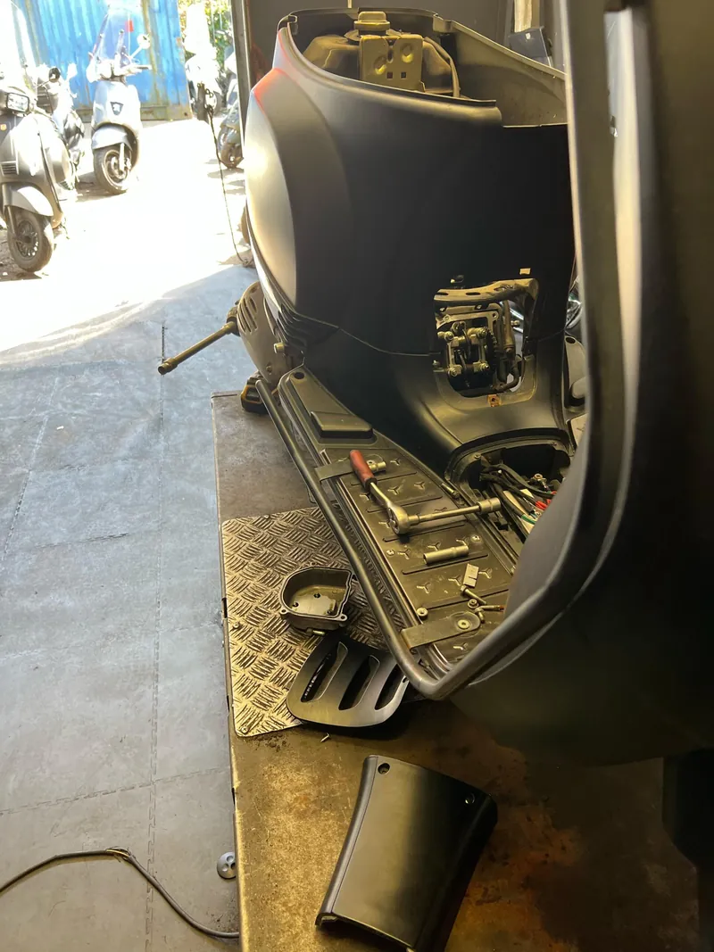 Een scooter met de kappen eraf op de brug, het blok ligt open